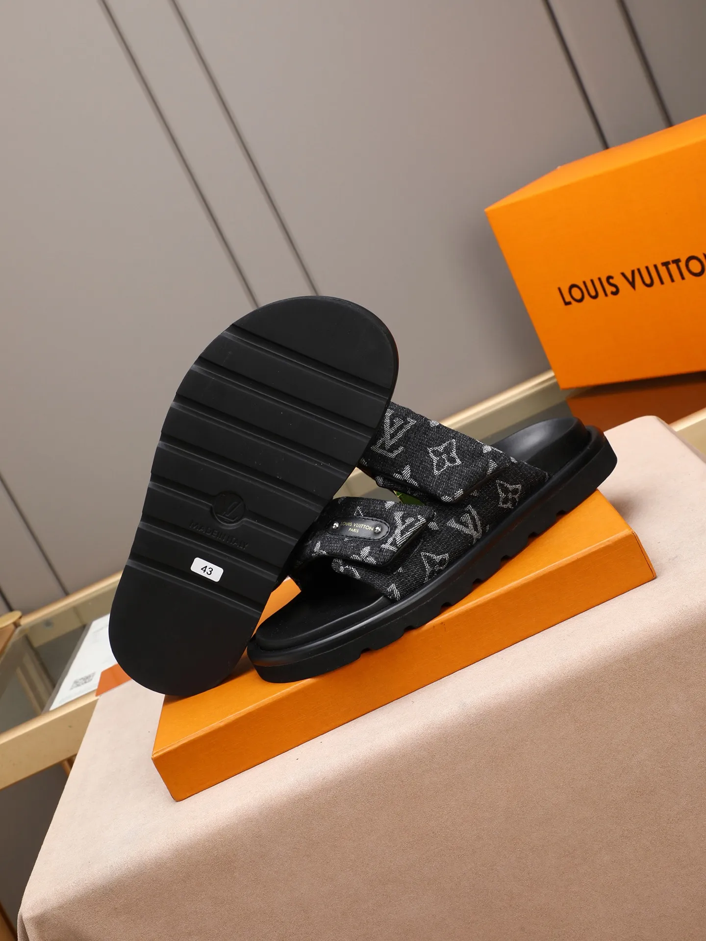 PP360 [LOUIS VUITTON] Louis Vuitton, LV printing, men's and women's slippers are on the market. The drawer box packaging comes with a cloth bag and a card. The upper pattern looks very soft and waxy, and it is a super versatile leg slimming tool. Fabric: imported denim/canvas/old fabric, LV hardware LOGO, official website pattern printing, comfortable to wear, feet: high-elastic PU water table. Sole: foam sole, heel height: about 5cm. Code number: 35-46, 35, 45, 46 are custom-made and non-returnable. Color: multiple colors and styles available.